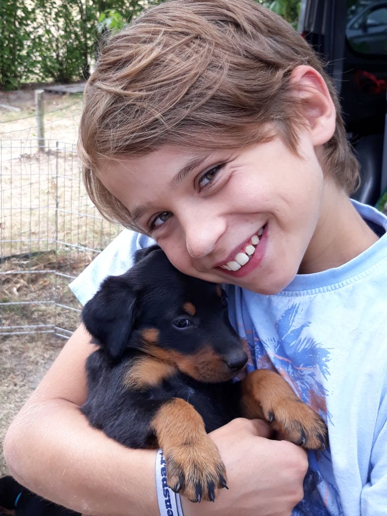 Rhanksou chiot et ses maîtres